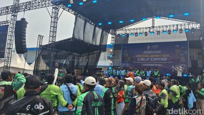 Korlantas Polri gelar Gebyar Keselamatan Lalin di Pusdik Lantas Polri, Tangsel. Acara ini diikuti sejumlah ojol dan diisi hiburan hingga layanan SIM keliling. (M Sholihin/detikcom)