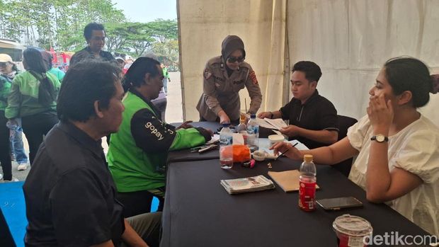 Korlantas Polri gelar Gebyar Keselamatan Lalin di Pusdik Lantas Polri, Tangsel. Acara ini diikuti sejumlah ojol dan diisi hiburan hingga layanan SIM keliling. (M Sholihin/detikcom)