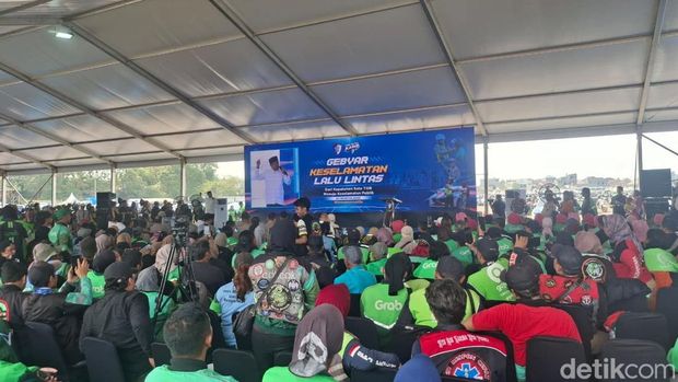 Korlantas Polri gelar Gebyar Keselamatan Lalin di Pusdik Lantas Polri, Tangsel. Acara ini diikuti sejumlah ojol dan diisi hiburan hingga layanan SIM keliling. (M Sholihin/detikcom)