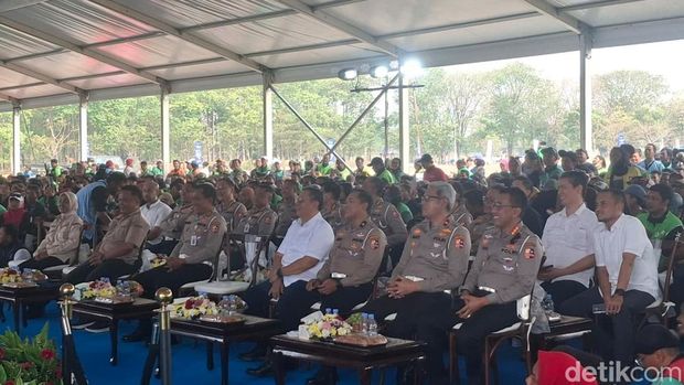 Korlantas Polri gelar Gebyar Keselamatan Lalin di Pusdik Lantas Polri, Tangsel. Acara ini diikuti sejumlah ojol dan diisi hiburan hingga layanan SIM keliling. (M Sholihin/detikcom)