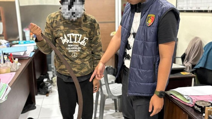 Caption foto: Remaja hendak duel menggunakan sajam diamankan polisi usai tertangkap warga di Ambarawa, Kabupaten Semarang.