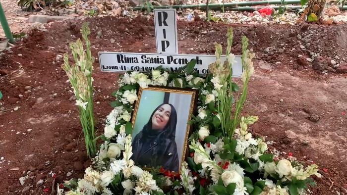 Lady Nayoan di pemakaman ibunda.