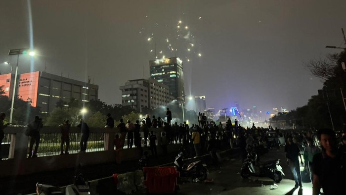 Lalin di depan Gedung DPR ditutup malam ini imbas masih ada massa yang bertahan (Fadil/detikcom)