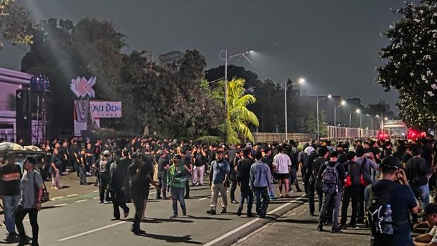 Lalin di depan Gedung DPR ditutup malam ini imbas masih ada massa yang bertahan (Fadil/detikcom)