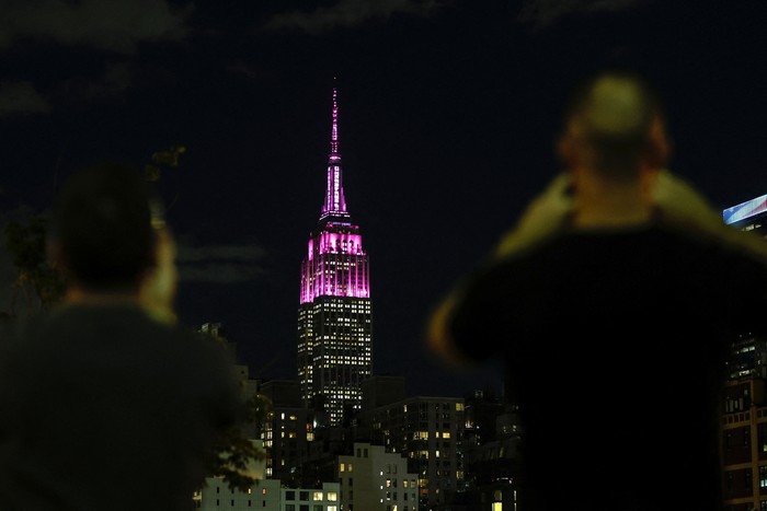 The Empire State Building is lit pink in tribute to Dolly Parton after the announcement of her death at age 80, in New York City, U.S., August 25, 2026. REUTERS/Jeenah Moon