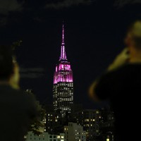 Dolly Parton Meninggal, Menara Empire State Building Berubah Jadi Pink