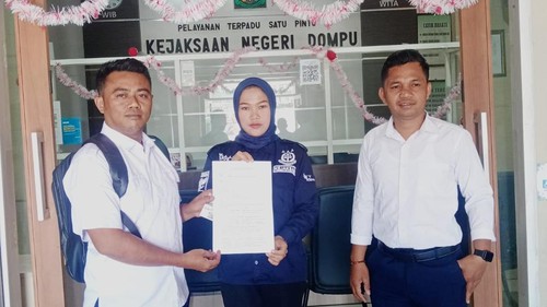 Pelapor KB PAUD, Hardi saat memasukkan laporan ke Kejari Dompu.