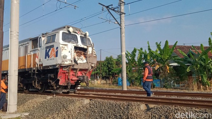 Loko KA Malabar yang rusak akibat tabrak truk di Klaten ditarik ke Daop, Kamis (27/8/2026).