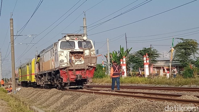 Loko KA Malabar yang rusak akibat tabrak truk di Klaten ditarik ke Daop, Kamis (27/8/2026).