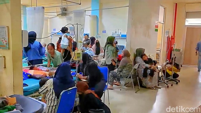 Lonjakan pasien terjadi di Unit Gawat Darurat (UGD) Rumah Sakit Umum Daerah (RSUD) Sekarwangi, Kabupaten Sukabumi.