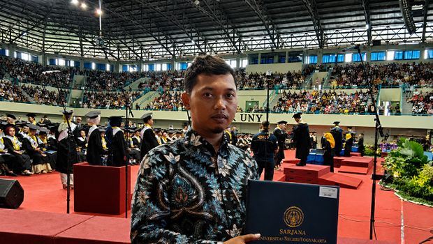 Lulusan UNY Taranda Finuri. Pramanda Arif Setiawan saat mewakili adik sepupunya, Taranda Finuri pada wisuda UNY.