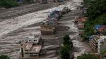 Lumpur Tutupi Permukiman Usai Banjir Bandang