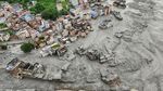 Lumpur Tutupi Permukiman Usai Banjir Bandang