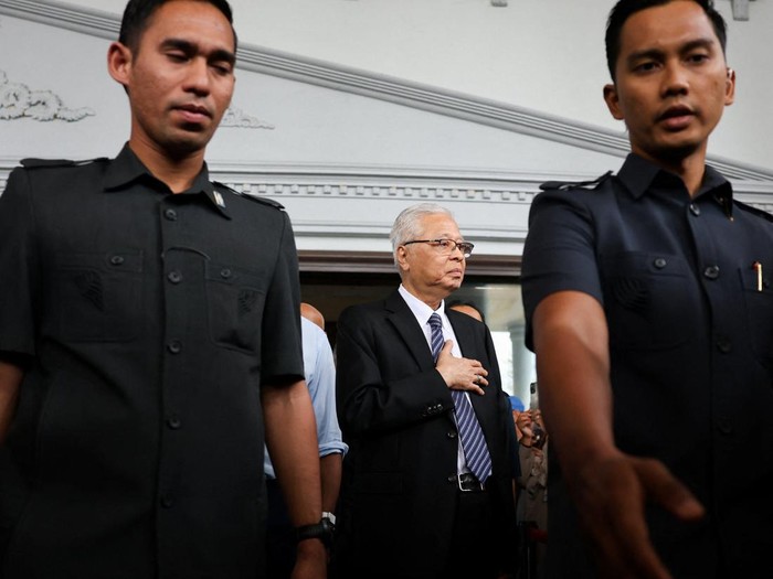 Malaysia's former Prime Minister Ismail Sabri Yaakob gestures as he arrives at the Kuala Lumpur court complex, where he is expected to be charged under the Malaysian Anti-Corruption Commission (MACC) Act, in Kuala Lumpur, Malaysia, August 27, 2026. REUTERS/Hasnoor Hussain