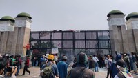 Massa AMPB Tinggalkan Gedung DPR Usai Sampaikan Aspirasi
