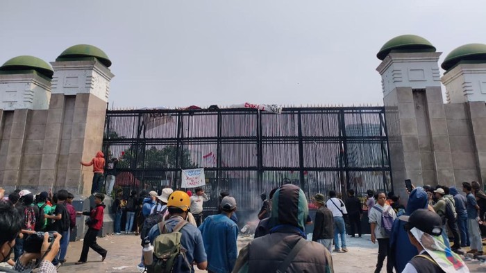 Massa AMPB mulai tinggalkan Gedung DPR (Kurniawan/detikcom)
