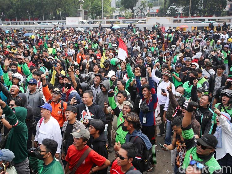 Massa Sampaikan Aspirasi di Depan Gedung DPR
