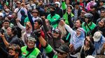 Massa Sampaikan Aspirasi di Depan Gedung DPR