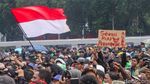Massa Sampaikan Aspirasi di Depan Gedung DPR