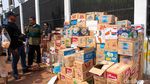 Massa Sampaikan Aspirasi di Depan Gedung DPR