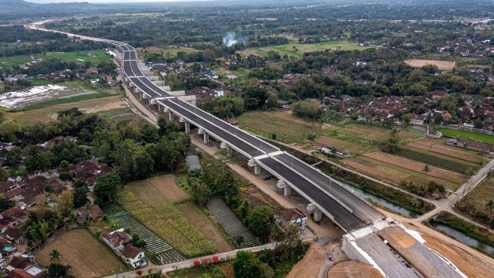 Foto udara proyek pembangunan Jalan Tol Yogyakarta Bawen di Seyegan, Sleman, D.I Yogyakarta, Kamis (27/8/2026). PT Adi Karya (persero) Tbk menyebut proyek pengerjaan Seksi 1 Jalan Tol Yogyakarta Bawen Junction Sleman hingga Banyurejo sepanjang 8,8 ki