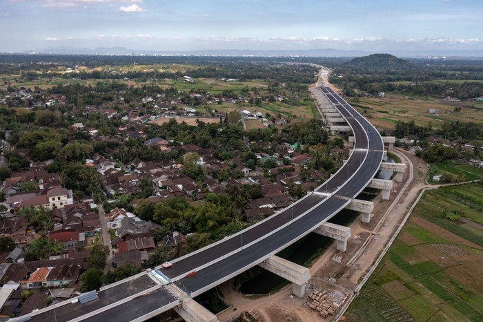 Foto udara proyek pembangunan Jalan Tol Yogyakarta Bawen di Seyegan, Sleman, D.I Yogyakarta, Kamis (27/8/2026). 
