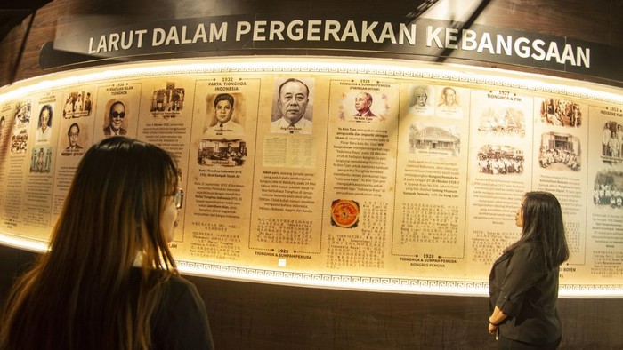 Pengunjung melihat data visual sejarah dan budaya Indonesia-Tionghoa di Gedung Pusat Kebudayaan Indonesia-Tionghoa, Bandung, Jawa Barat, Rabu (26/8/2026). Galeri tersebut menampilkan arsip dan data sejarah tentang keberadaan, akulturasi, serta asimilasi budaya Tionghoa di Indonesia, mulai dari jalur sutra untuk perdagangan, masa kemerdekaan, hingga menjadi bagian dari masyarakat Indonesia yang mencintai NKRI. ANTARA FOTO/Novrian Arbi/kye