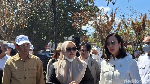 Menteri Pariwisata, Widiyanti Putri Wardhana berkunjung ke Desa Adat Sade yang terbakar,  Kamis (27/8/2026). (Foto: Ahmad Viqi/detikBali).