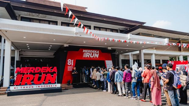 Suasana pengambilan racepack Merdeka Run 2026 di Gedung Serbaguna GBK, Kamis (27/8).