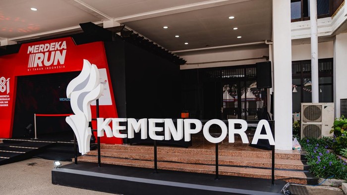 Suasana pengambilan racepack Merdeka Run 2026 di Gedung Serbaguna GBK, Kamis (27/8).