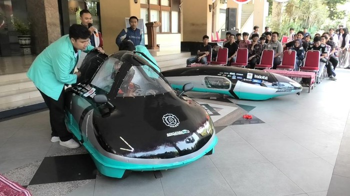Mobil bernama Nirankara 4.0 (lebih kecil) dan Wirasena 4.0 (lebih lebar) hasil modifikasi mahasiswa UNS