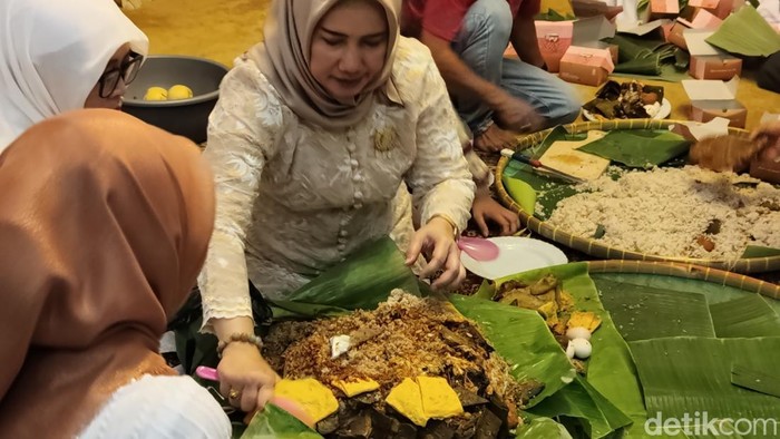 Nasi jimat dan air serbat sebagai hidangan khas saat tradisi panjang jimat di Keraton Kasepuhan Cirebon.