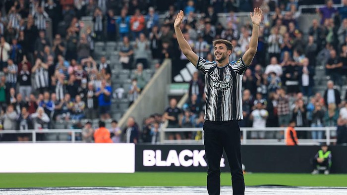NEWCASTLE UPON TYNE, ENGLAND - AUGUST 26: Nico Gonzlez is presented to the fans before the Carabao Cup Second Round match between Newcastle United and West Bromwich Albion at St James Park on August 26, 2026 in Newcastle upon Tyne, England. (Photo by Michelle Mercer/Newcastle United via Getty Images)