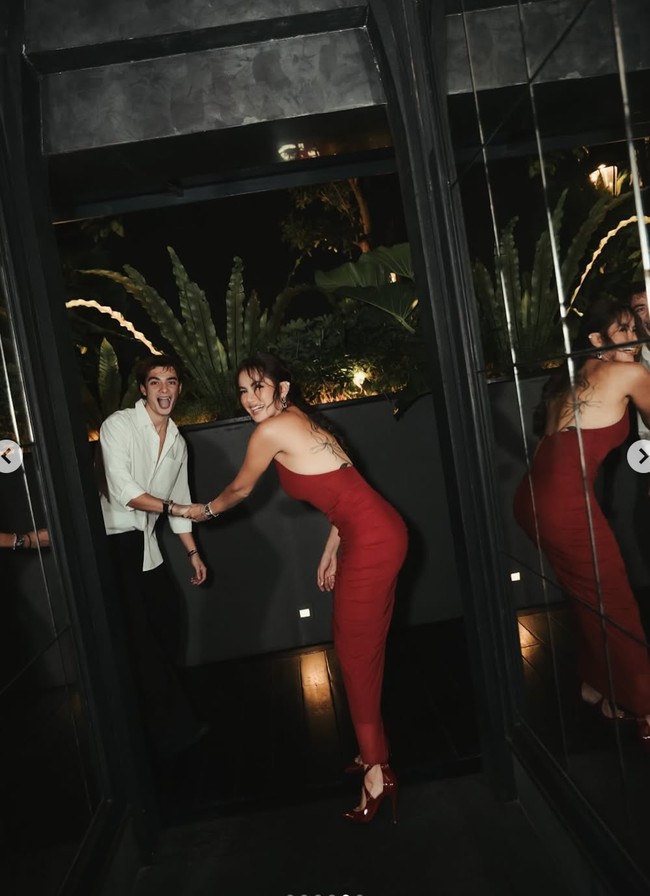 Melengkapi penampilannya, Olla memilih mengenakan sepasang heels merah mengkilap yang membuat penampilannya semakin seksi dan feminin. Foto: Instagram/@ollaramlan
