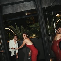 Dress yang dikenakan Olla itu juga memiliki model bodycon yang membentuk lekuk tubuh, membuat body goals ibu 3 anak itu tak kalah curi perhatian. Foto: Instagram/@ollaramlan