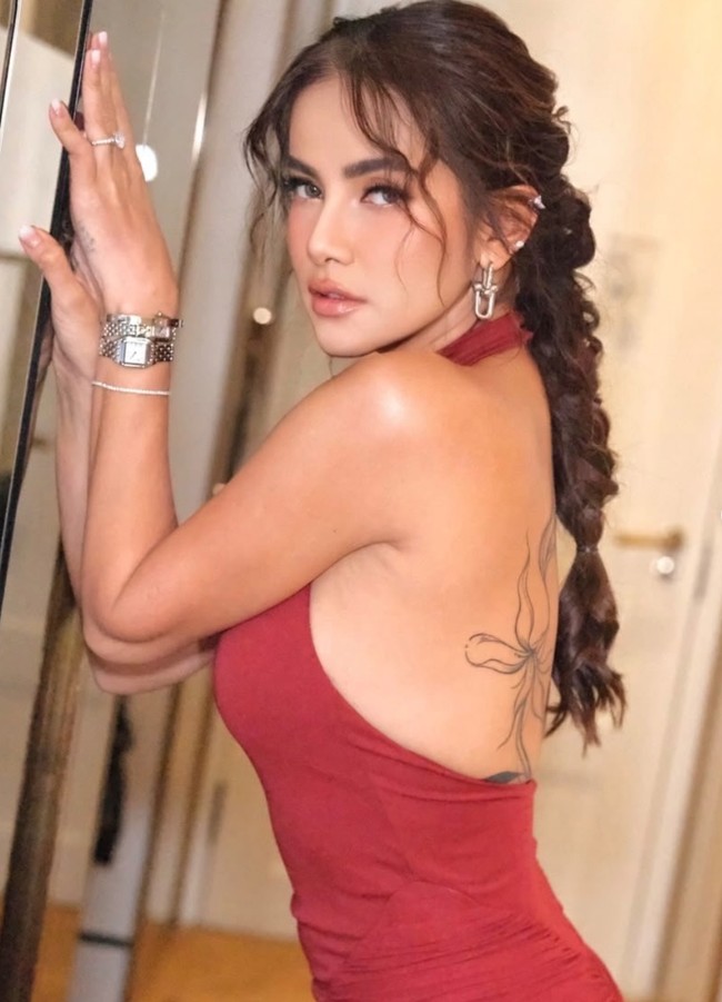 Mempercantik wajahnya, Olla memilih riasan natural glam yang flawless. Ia juga mengenakan beberapa aksesori tambahan seperti anting, gelang, cincin, dan jam tangan. Foto: Instagram/@ollaramlan