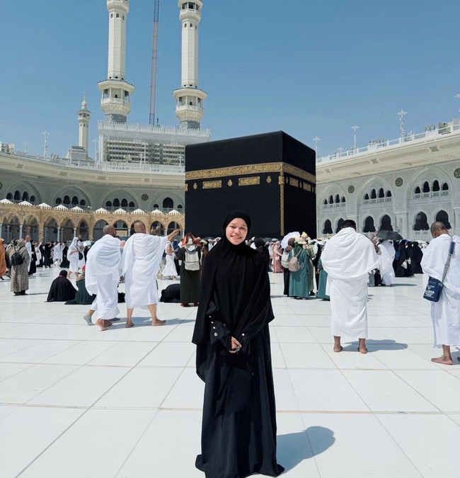 Pelawak Ummi Quary mengunggah momen umrah di Instagram dalam balutan busana syari. Dalam unggahan tersebut, ia juga membagikan ungkapan haru serta rasa syukurnya yang mendalam atas kesempatan beribadah ke Tanah Suci. Foto: Dok. Instagram @ummi_quary.