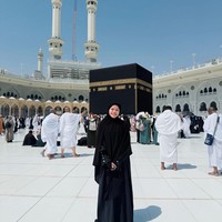 7 Gaya Hijab Ummi Quary di Tanah Suci, Bikin Pangling Pakai Busana Syari
