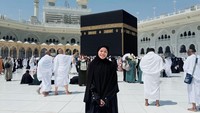 7 Gaya Hijab Ummi Quary di Tanah Suci, Bikin Pangling Pakai Busana Syari