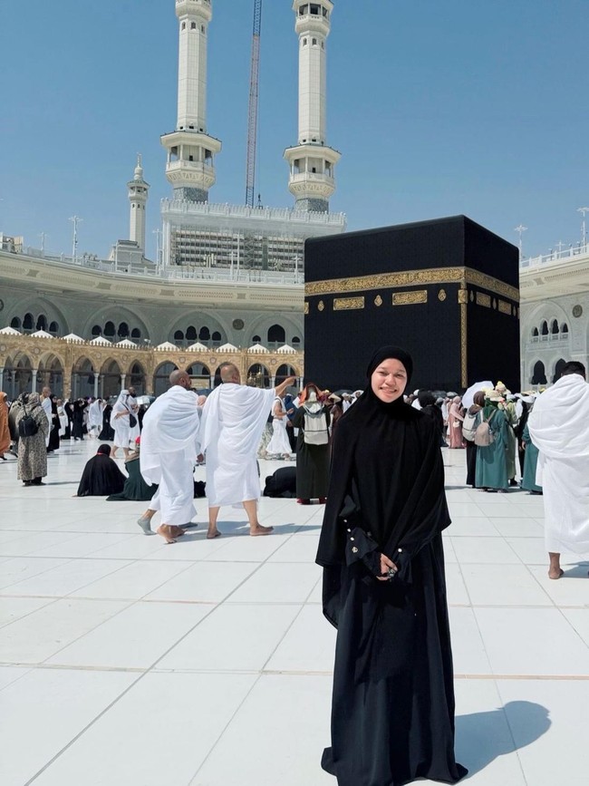 7 Gaya Hijab Ummi Quary di Tanah Suci, Bikin Pangling Pakai Busana Syari