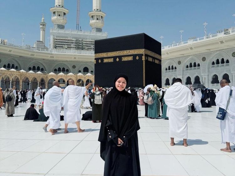 7 Gaya Hijab Ummi Quary di Tanah Suci, Bikin Pangling Pakai Busana Syari