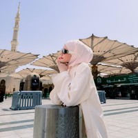 Penampilan Ummi Quary saat mengenakan outer model abaya dengan hijab bernuansa pink soft memikat perhatian dan menuai beragam pujian dari warganet. Banyak pengguna media sosial yang menyanjung gaya berbusananya karena dinilai sangat manis, santun, dan memancarkan pesona yang menyejukkan hati. MasyaAllah ummi cakep nya😍, puji akun @valvalzy_. Pake hijab cantik nya naik 1000 kali lipat 🔥👏, kagum akun @devian_amri83. Foto: Dok. Instagram @ummi_quary.