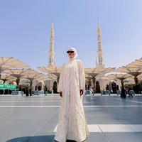 Saat berada di Madinah, Ummi Quary tampil dengan balutan outer model abaya berukuran oversize warna broken white yang beraksen bordir bunga. Penampilannya kian anggun dan manis dipadukan dengan hijab pashmina instan simpel berwarna pink soft yang dililit rapi. Foto: Dok. Instagram @ummi_quary.