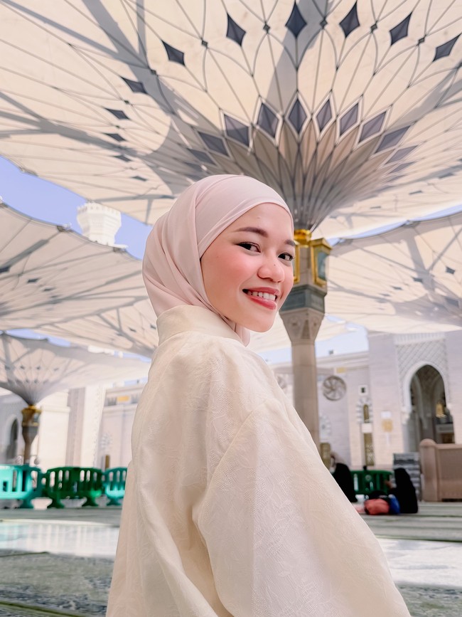 Ummi sendiri memulai kariernya dengan tergabung dalam Sanggar Ananda yang dipimpin oleh Aditya Gumay. Selanjutnya, Ummi bersama anak-anak Sanggar Ananda lainnya, seperti Daffa Ariq, Misca Fortuna, Ali Fikry, Aqila Herby, dan Bima Azriel menjadi pemain dalam serial televisi Lenong Legenda, yang mengangkat tema seputar cerita rakyat dan legenda di Indonesia. Pada tahun 2022, Ummi berperan dalam film pertamanya yang berjudul Bus Om Bebek. Dalam peran-perannya, Ummi dikenal dengan gaya bicara berupa logat Betawi yang khas dan ceplas-ceplos. Foto: Dok. Instagram @ummi_quary.