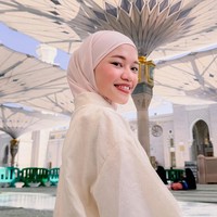 Ummi sendiri memulai kariernya dengan tergabung dalam Sanggar Ananda yang dipimpin oleh Aditya Gumay. Selanjutnya, Ummi bersama anak-anak Sanggar Ananda lainnya, seperti Daffa Ariq, Misca Fortuna, Ali Fikry, Aqila Herby, dan Bima Azriel menjadi pemain dalam serial televisi Lenong Legenda, yang mengangkat tema seputar cerita rakyat dan legenda di Indonesia. Pada tahun 2022, Ummi berperan dalam film pertamanya yang berjudul Bus Om Bebek. Dalam peran-perannya, Ummi dikenal dengan gaya bicara berupa logat Betawi yang khas dan ceplas-ceplos. Foto: Dok. Instagram @ummi_quary.