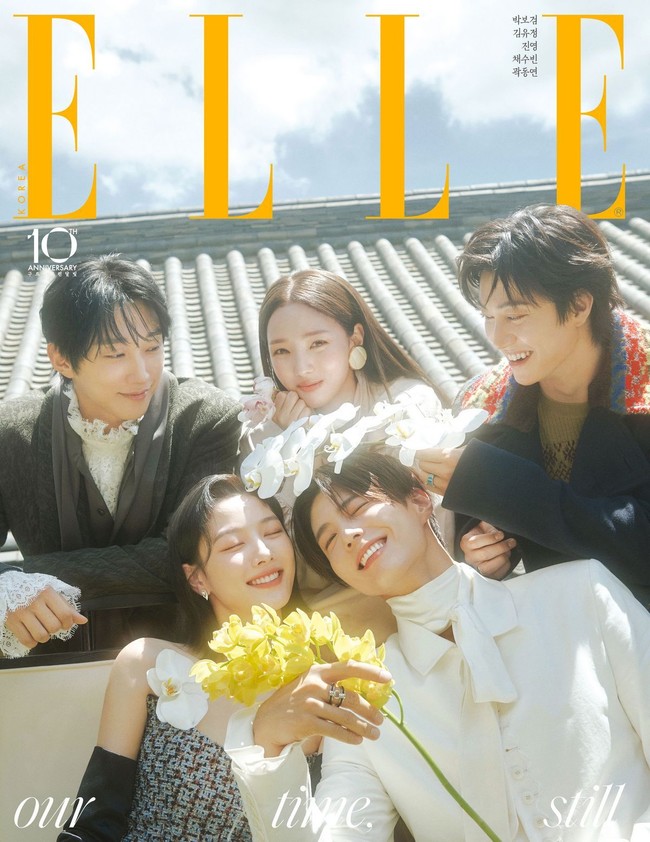 Kelima pemain Love In The Moonlight merayakan 10 tahun kesuksesan dramanya. Park Bo Gum, Kim Yoo Jung, Jung Jin Young, Chae Soo Bin, dan Kwak Dong Yeon bersatu kembali dan menjalani pemotretan istimewa bersama ELLE Korea. Foto: dok. ELLE Korea