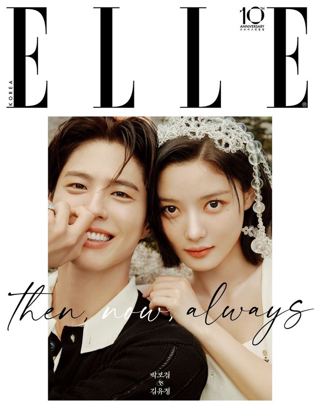 Park Bo Gum mengungkapkan rasa bahagia karena “semua orang terlihat persis sama seperti saat pertama kali bertemu.” Sementara Jung Jin Young menceritakan bagaimana mereka “mempertahankan persahabatan selama 10 tahun dengan tetap menjaga komunikasi, berbagi kehidupan pribadi, dan saling mendukung.” Foto: dok. ELLE Korea