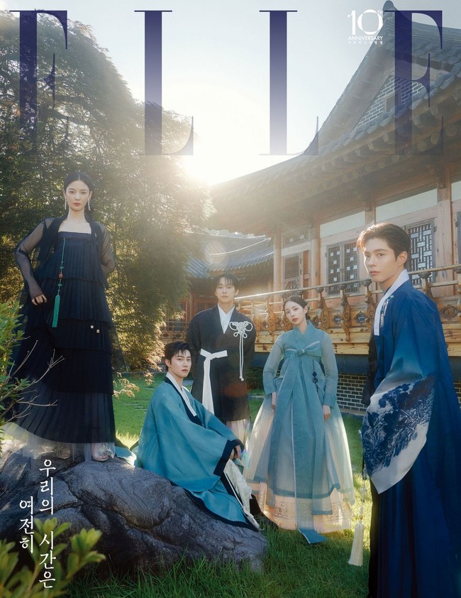 Selaras latar dramanya, para pemain Love In The Moonlight berpose di rumah tradisional Korea Selatan berbalut hanbok modern. Dalam sesi wawancara, Park Bo Gum cs menggambarkan persahabatan yang terjalin kuat sejak 2016. Foto: dok. ELLE Korea