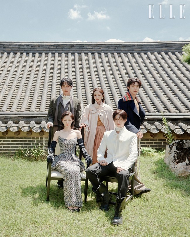 Selain pemotretan, Park Bo Gum cs juga melakukan perjalanan dua hari satu malam, tapak tilas ke lokasi syuting Love In The Moonlight di Provinsi Gangwon. Momen itu akan terekam dalam dua episode variety show Love In The Moonlight: Redrawn. Foto: dok. ELLE Korea