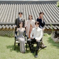 Selain pemotretan, Park Bo Gum cs juga melakukan perjalanan dua hari satu malam, tapak tilas ke lokasi syuting Love In The Moonlight di Provinsi Gangwon. Momen itu akan terekam dalam dua episode variety show Love In The Moonlight: Redrawn. Foto: dok. ELLE Korea